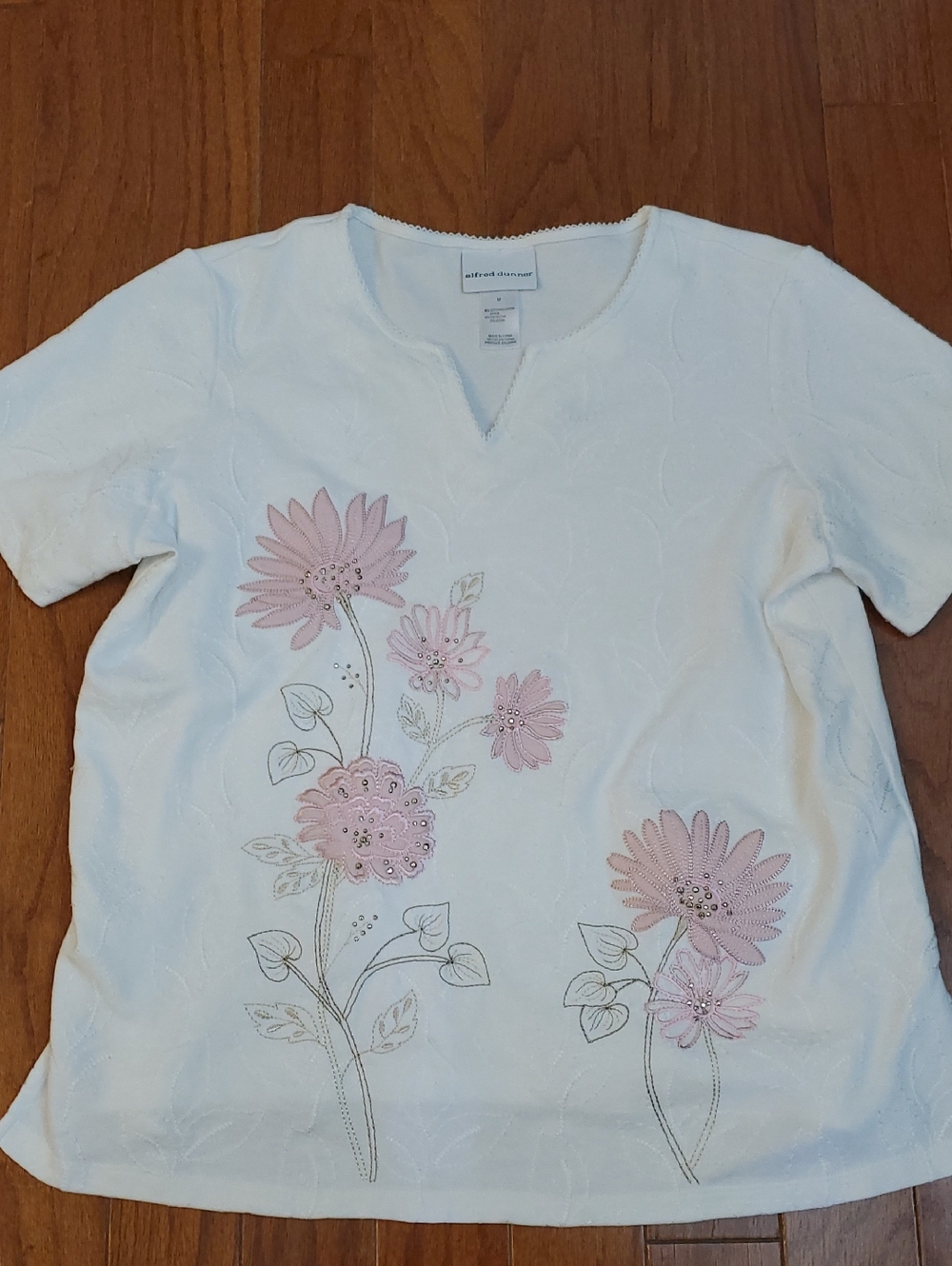 ALFRED DUNNER WHITE EMBROIDERED WITH PINK FLOWERS AND LEAVES KNIT TOP Medium
